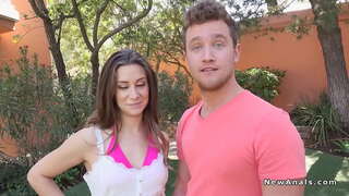 Pár anális kibaszott a kertben