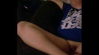 מאַן רעקאָרדס פרוי פּלייינג בשעת איר איז אין די צימער