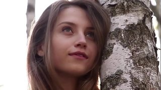 Яшь леди Николина үз киемен урманда төшерә