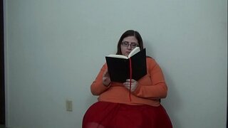 Velma Cosplay वाचन आणि बुल्ल्यावर स्वार होणे
