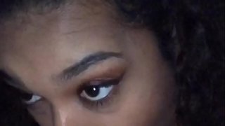 Девушка берет белый большой член и сладко его принимает