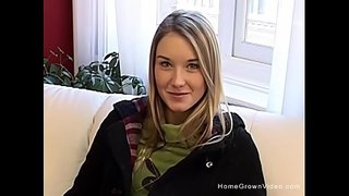 Super cute teen bionda strisce nude e gioca con la sua figa stretta