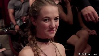 Brunette slut اور سنہرے بالوں والی غلام ننگا ناچ میں پر لطف پارٹی کے بٹ پلگ اور مقعد آخر