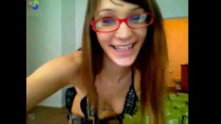 Geeky Teen Teases kwi Cam kwaye efumana freaky