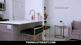 Bébi tini lehetővé teszi, hogy osztálytársa baszni, cserébe a dolgozatot