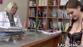 Busty GILF dominál egy szexi, fiatal bébi