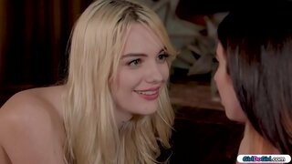 Morena està buscant el comandament a distància i demana a la seva rossa remot si sap on és.Tot nu, li la volta amb el comandament a distància al cul.la part per a afluixar-la i ella el sedueix ella.Es fan un petó i ella llepa el seu cony abans de la seva facesitting