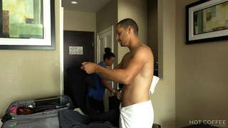 IL SERVIZIO IN CAMERA! Big booty Latina si fa scopare a pecorina da un ospite e schizza sul suo petto.