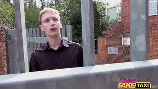 Կին պատրաստել է օգտագործելու նպատակով թխահեր տաքսի, застуканная խաղում իր киской տղայի հարեւանությամբ