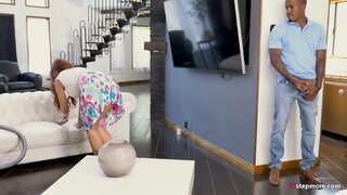 Сексуалды мүйізді МИЛФПЕН жұбаныш табатын үлкен қара әтеш