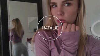 مشاهدة هذه الفتاة الصغيرة فرك الديك جيدا في النهاية