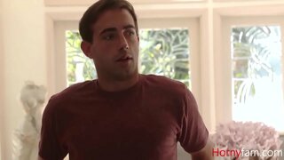 مادر تغذیه گربه او را به Stepnephew