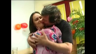 Büyük doğal göğüsleri ile dinç kız Jenny arkadan çarptım alır