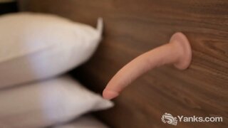 Tattooed金髪蜜からYanks紫ネジを締め彼女の滑り彼女の玩具