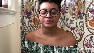 Εβένινο μωρό μου παίρνει μακριά από τον καναπέ