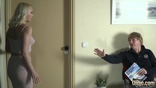 Maljuna viro penetras varma torto kaj planoj kun ŝiaj molaj cicoj