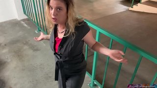 Stepmom meunang ambek nya stepson cums jero nya pussy