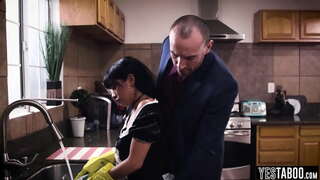 مفلس لاتينا الخادمة فتاة تحصل مارس الجنس الخام من وراء