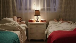 ���ೆಸ್ಬಿಯನ್ ಶಾಂತ ಮೋಜಿನ ನಡುವೆ ಒಂದು ಕೆಂಪು ಮತ್ತು ಕಂದು ಕೂದಲಿನ ಸುಂದರಿ