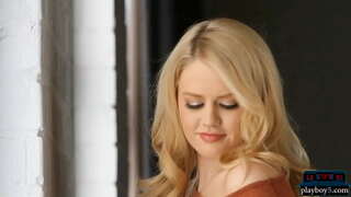 Grandi tette e un culo rotondo bionda MILF babe mostra il corpo caldo