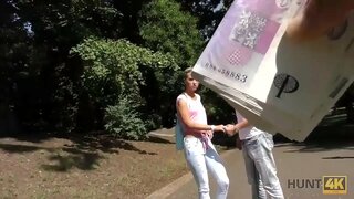 HUNT4K. Sempurna dicukur dan ketat pantat datang ke tangan pemburu