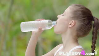 شہوانی ، شہوت انگیز لڑکی سے پتہ چلتا ہے اچھا جسم