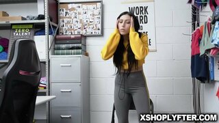 Brunetka paauglių Judy Jolie gauti savo stora pūlingas romped wściekle apsaugos darbuotojas iš paskos