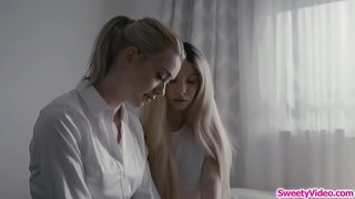 Cilik susu teen lesbian scissoring karo pirang asrama incharge