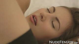 Büyük memeli esmer solo kedi ovuşturarak