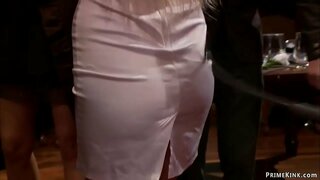 Blonda sinjorino Lorelei Lee alportas varma big tits blonda sklavo Riley Evans ĉe publika partio kaj faras ŝia klinita super la tablo doggy gangbang girl