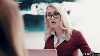 ���ువ stepdaughters వచ్చింది. కొన్ని ఇబ్బంది పని వద్ద ఆమె తో MILF బాస్