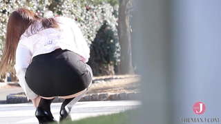 À�ធំសត្វលា】នាងបានល្បួង lewdly ជាមួយនឹងរបស់នាងរំភ្លៅ peeking ចេញរបស់នាងខ្សែក្រវ៉ាត់ garter។ [bunc ០០១]