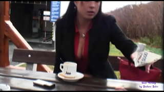 Varakova είναι σε ένα εστιατόριο αυτοκινητόδρομο για το κυνήγι για τους πελάτες να fuck