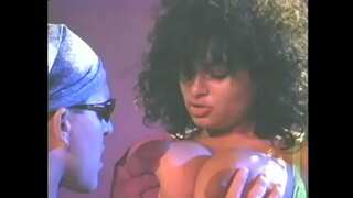 Tio cachonda en gafas de sol se folla a la zorra de ébano puta duro en su coño peludo