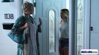 Blondynka łączy się z jej stepsis poprzez busty milf medium.Całują się i medium jest oprawione.Małe cycki laski na twarzach z wygoloną cipką