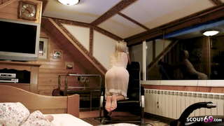 Blonda pornstar Jasmine Rouge kaj kiel prostituitino por profunda BJ invitis kaj pagita por